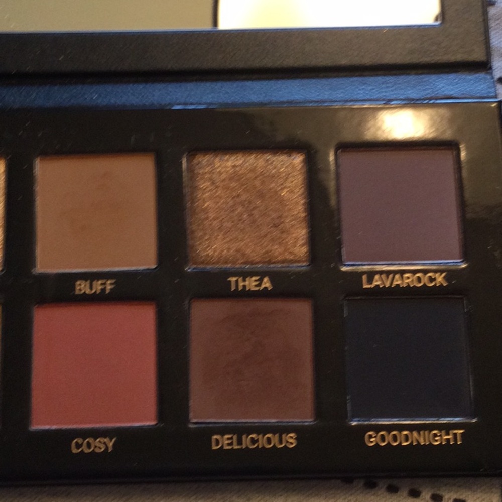 VIEVE THE ESSENTIAL EYESHADOW PALETTE - Picture 5 of 6